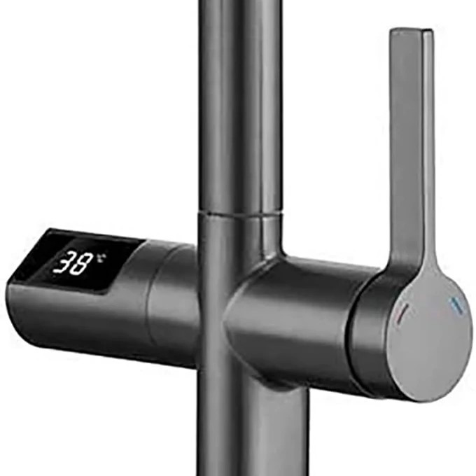 نمای نزدیک نمایشگر شیر ظرفشویی شاوری نشان دهنده دمای دقیق آب