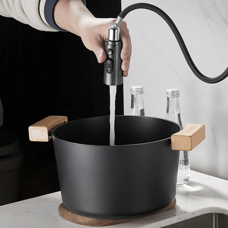 نمای نزدیک دکمه تعویض حالت آب معمولی و تصفیه شده