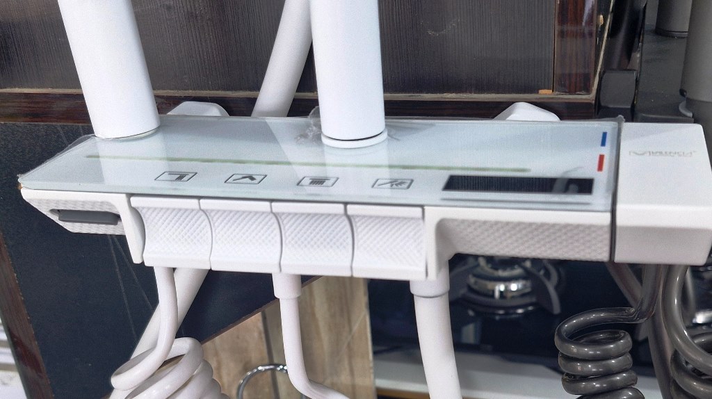 نمای نزدیک طراحی پیانویی و کلاسیک دسته دوش والنسیا