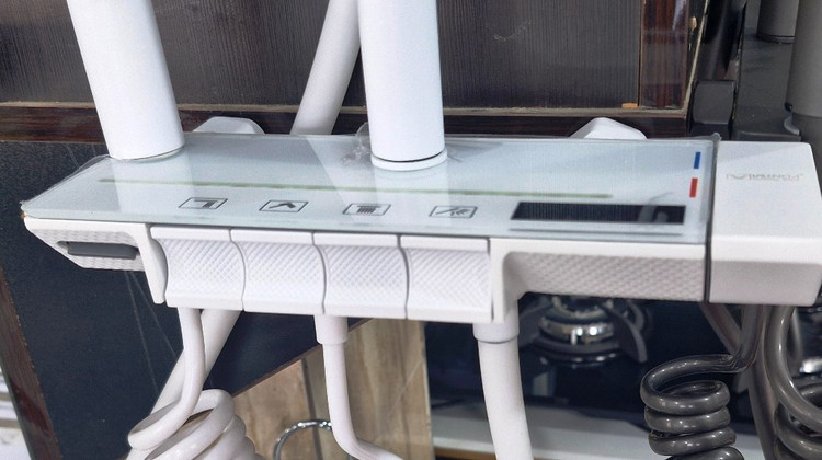 نمای نزدیک طراحی پیانویی و کلاسیک دسته دوش والنسیا