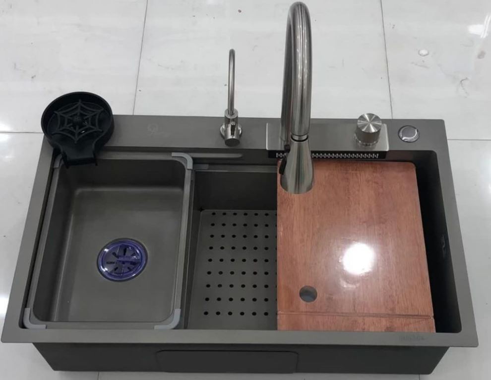 نمای نزدیک سینک آبشاری ۷۵ سانت مدرن برای آشپزخانه خانگی