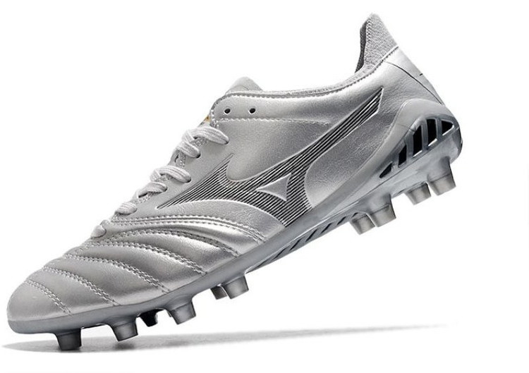 نمای نزدیک رویه کفش فوتبال میزانو