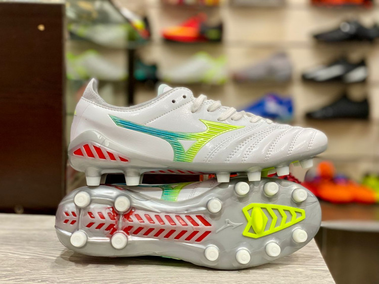 کفش فوتبال سبک و مقاوم