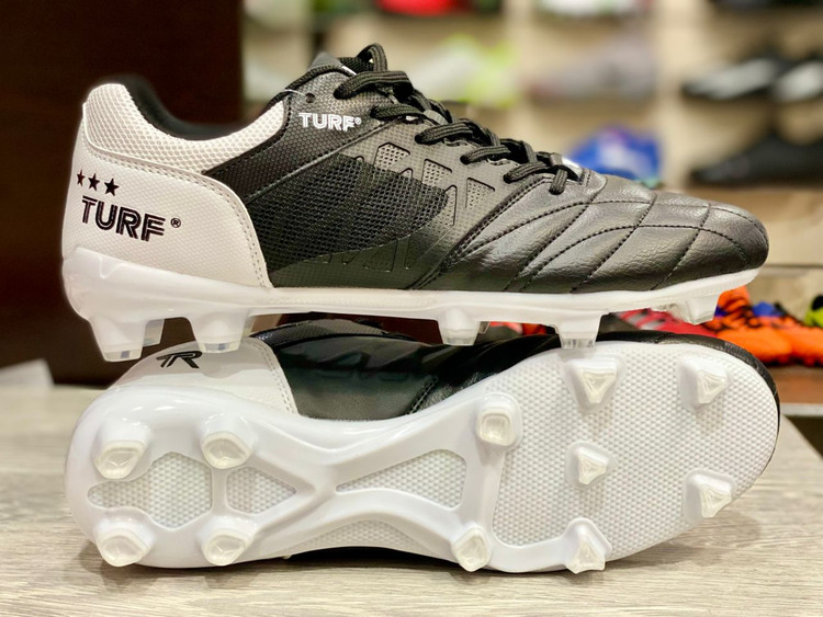 نمای نزدیک از زیره کفش تورف ۲۵۹۲ با استوکهای متراکم برای چمن مصنوعی