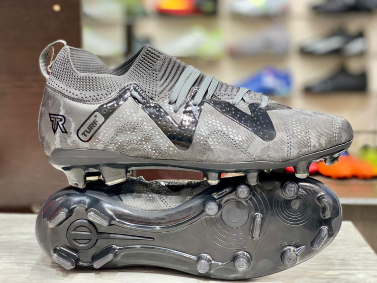 تصویر نمای نزدیک از زیره کفش تورف ۲۴۰۳ با استوکهای ریز متراکم