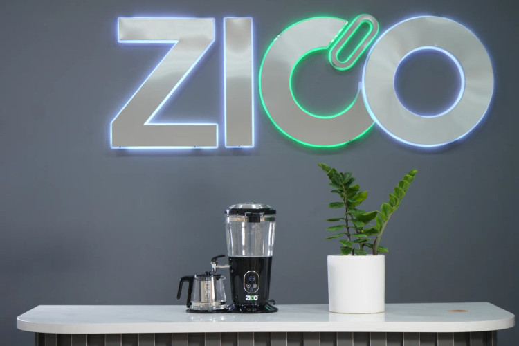 سماور برقی ZICO ZC-4220 روی میز آشپزخانه