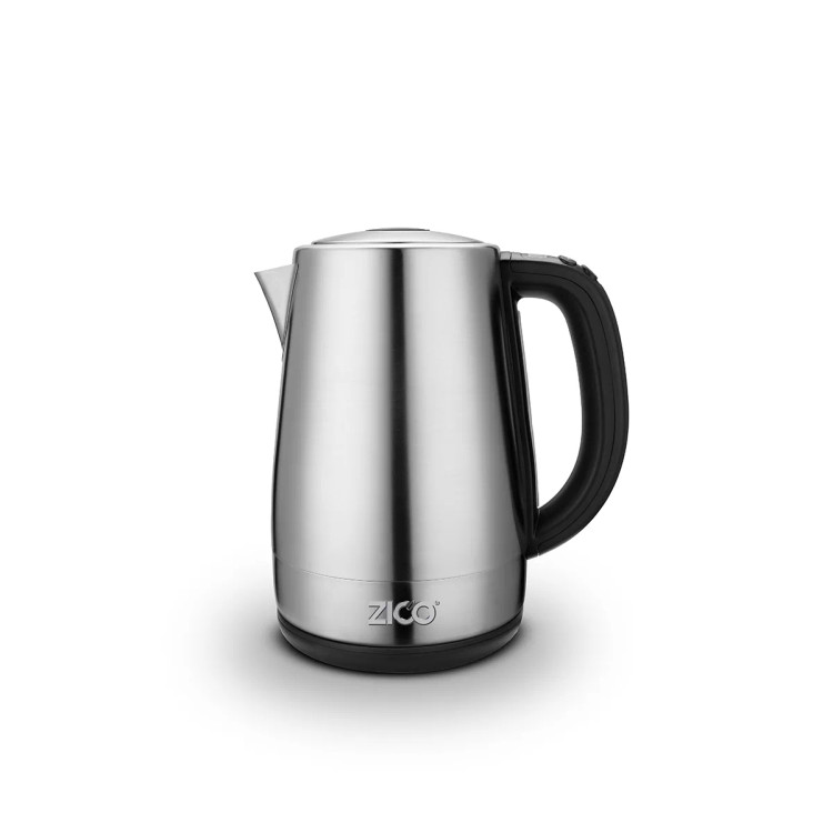 کتری زیکو ZC-4121 در حال جوشاندن آب با بخار سفید