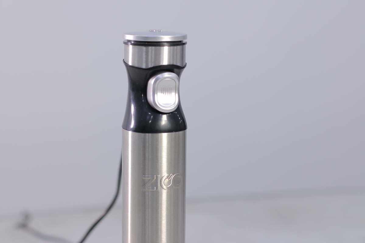 نمای نزدیک تیغههای فولادی ZC-7060استفاده از گوشتکوب برقی ZICO در کاسه سبزیجات