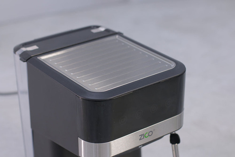 قهوهساز زیکو در حال تهیه اسپرسو